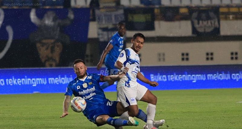 Persib Bandung thi đấu với kỹ năng điêu luyện