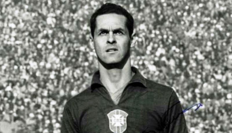 Hai lần vô địch World Cup, gắn bó lâu dài với Santos FC
